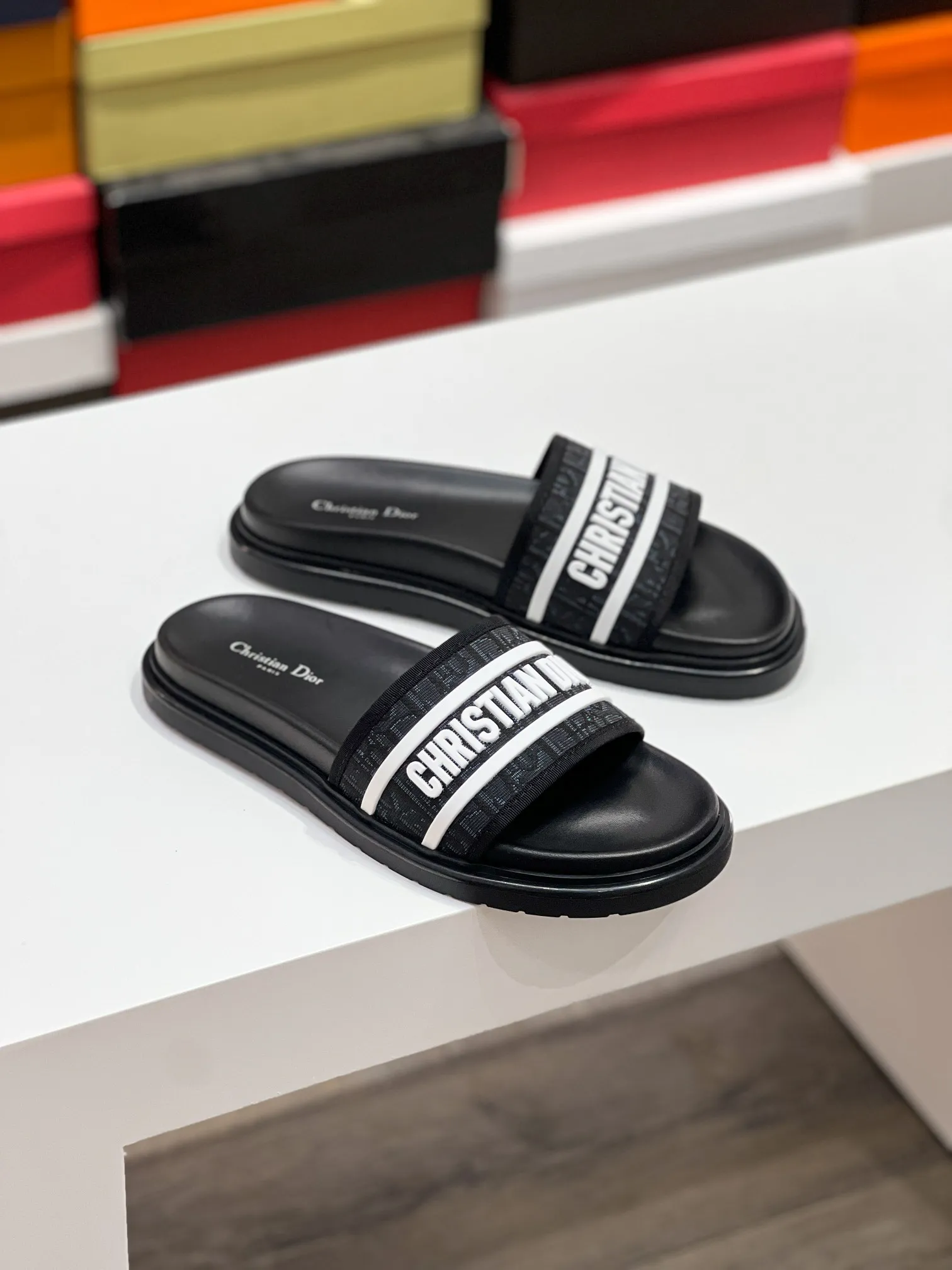 Men's men's shoes💰340【DIOR】🐝🐝Top version. 2024ss Dior’s latest men’s slippers are a must-have. Dior Alias ​​Men's Genuine Leather Slippers This summer new Alias ​​sandal embodies a casual and elegant style. Carefully crafted from grained cow leather and Oblique printed fabric, with cowhide lining! Cross-strap design with metal-clad brass CD Diamond logo. The imported cowhide leather and rubber sole adds sophistication and comfort, while Oblique print-effect anti-slip panels add style. Size39-44 (customized at 38.45)